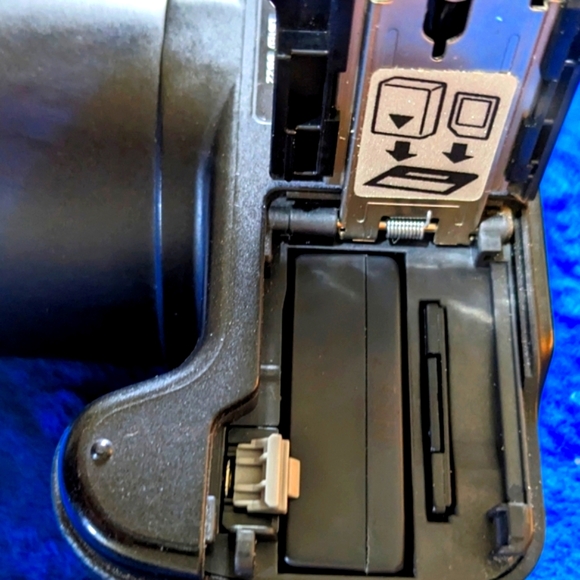 Panasonic LUMIX DMC-FZ5 Leica Lens Digital Camera | 5MP 12x Optical Zoom  BUNDLE - Picture 3 of 7